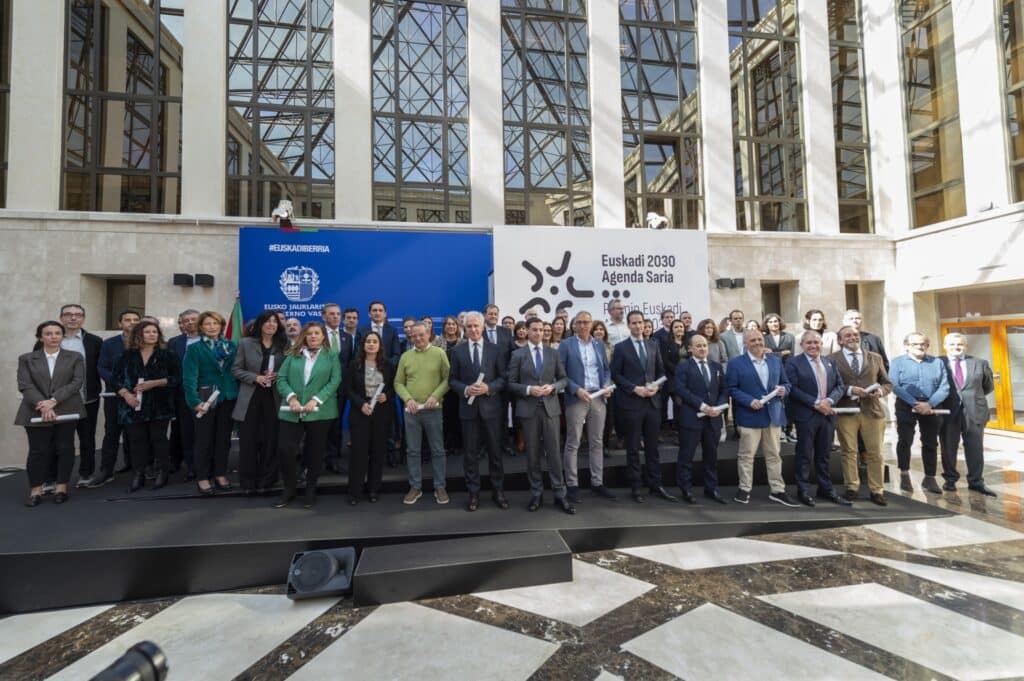 60 organizaciones  han recibido los primeros reconocimientos del Premio Euskadi Agenda 2030. Este Premio ha sido impulsado desde la Dirección de Innovación Social y Agenda 2030 de la Secretaría General de Comunicación e Innovación Social de Lehendakaritza, para promocionar y divulgar la importancia de integrar en la gestión los ODS como un elemento de competitividad sostenible y lograr el compromiso efectivo de las organizaciones.