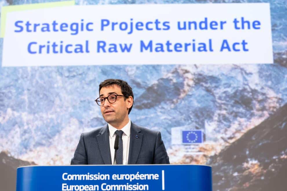 El pasado 25 de marzo de 2025, la Comisión Europea seleccionó 47 proyectos estratégicos para fortalecer el acceso a materias primas críticas dentro de la Unión, en el marco del Reglamento de Materias Primas Fundamentales. El objetivo es cubrir, antes de 2030, al menos el 10 % de la extracción, el 40 % del procesamiento y el 25 % del reciclaje de la demanda europea.