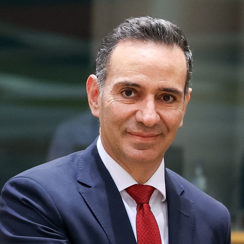 El Consejo de la UE alcanzó un acuerdo el 27 de febrero sobre la reforma del Fondo de Investigación del Carbón y del Acero para impulsar la competitividad y la transición ecológica de estos sectores. La propuesta busca acelerar y simplificar las inversiones en investigación e innovación, apoyar a las regiones mineras y extender la duración del programa hasta 2034, con una financiación de hasta 120 millones de euros anuales.